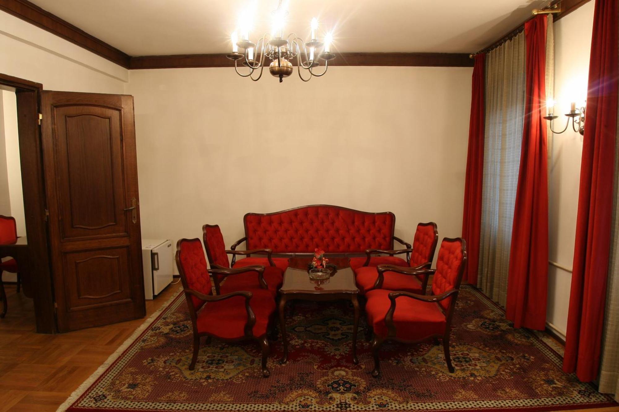 Hotel Grand Valjevo Buitenkant foto